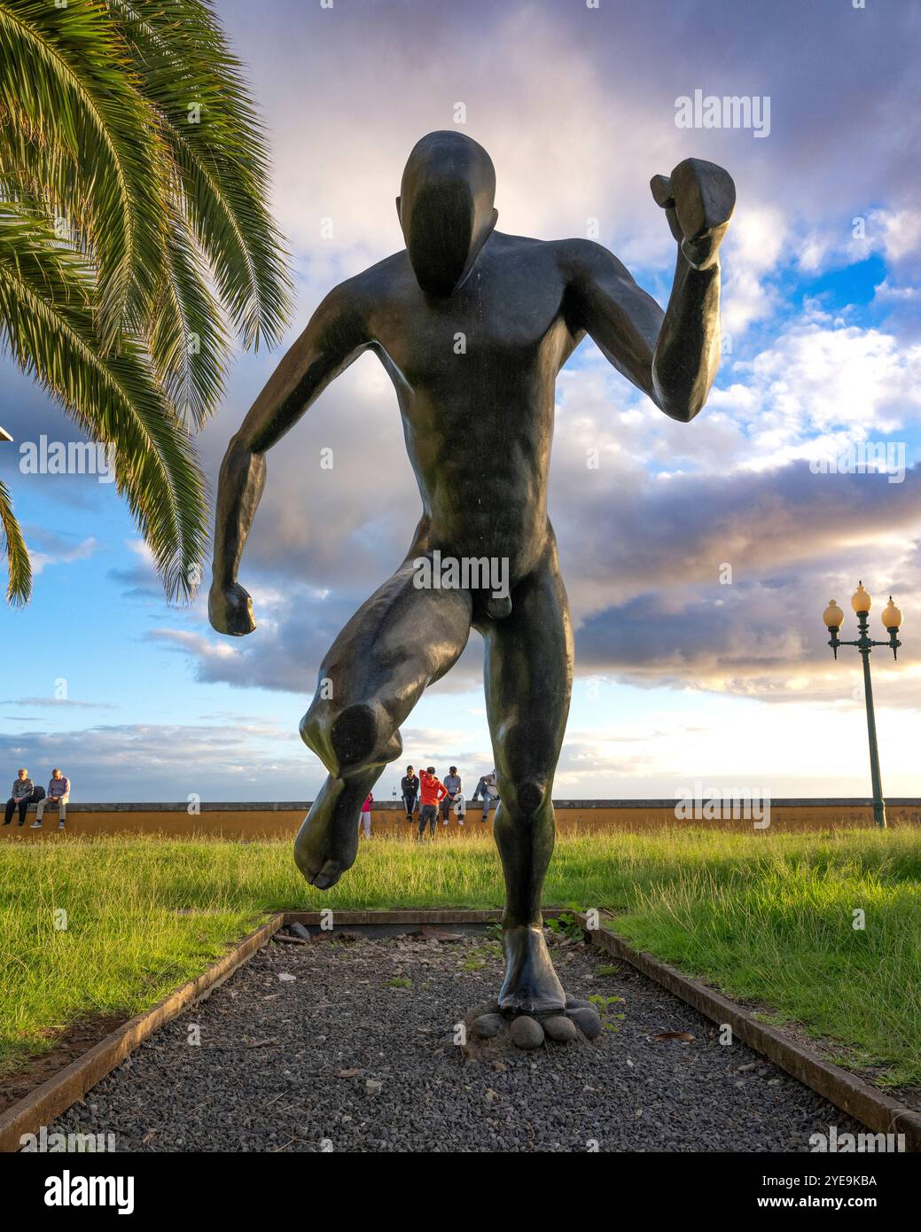 Statue de footballeur le long de la promenade dans la ville côtière de Funcal sur l'île de Madère, Portugal ; Funchal, Madère, Portugal Banque D'Images