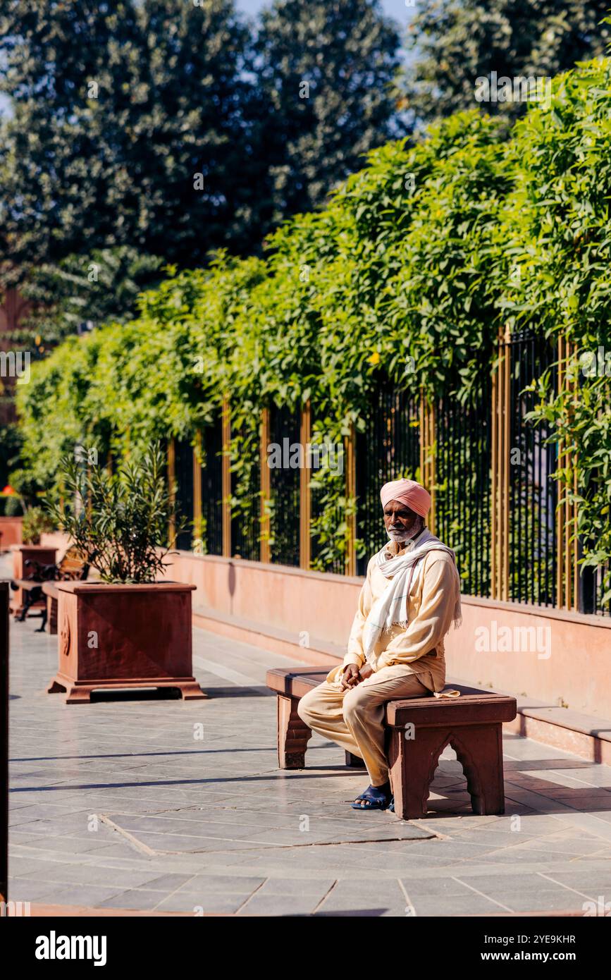 L'homme mûr avec un turban est assis en profitant du soleil chaud en Inde ; Amritsar, Punjab, Inde Banque D'Images