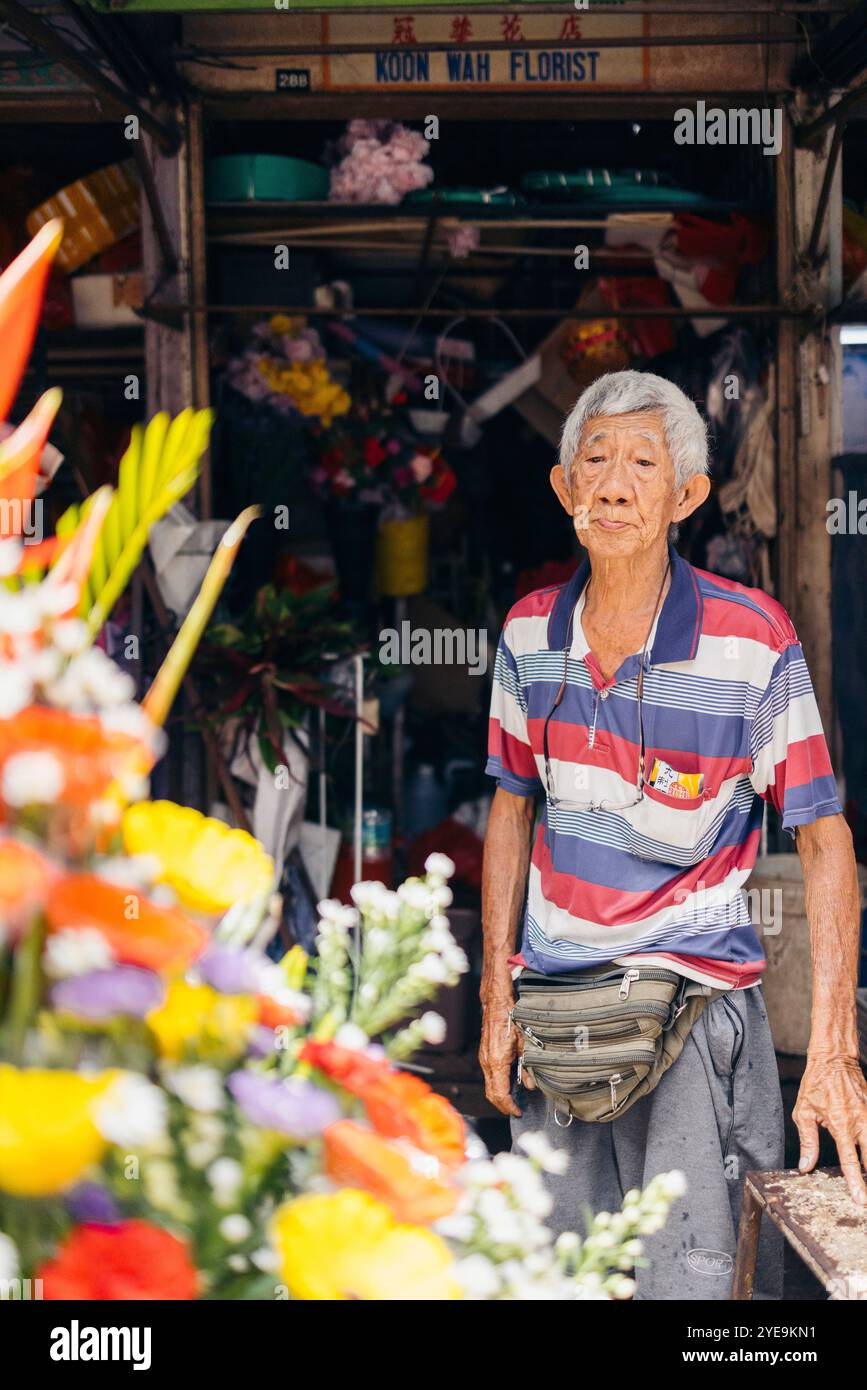 Vendeur principal vendant des fleurs fraîches à Kuala Lumpur ; Kuala Lumpur, Malaisie Banque D'Images