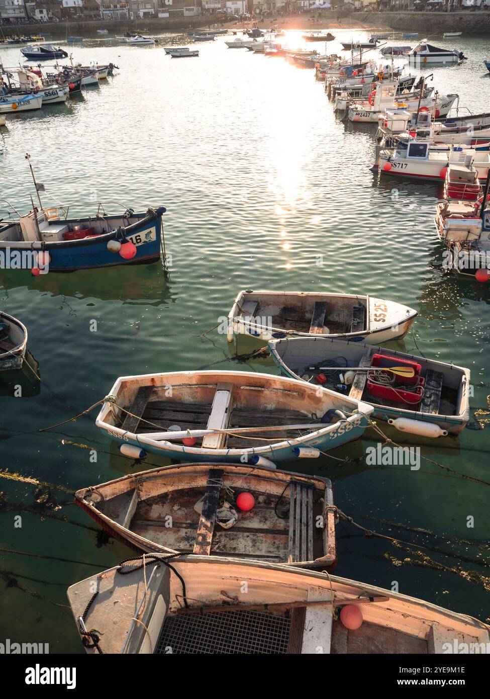 Bateaux de pêche à Sunset, St Ives Harbour, St Ives, Cornwall, Angleterre, UK, GB. Banque D'Images