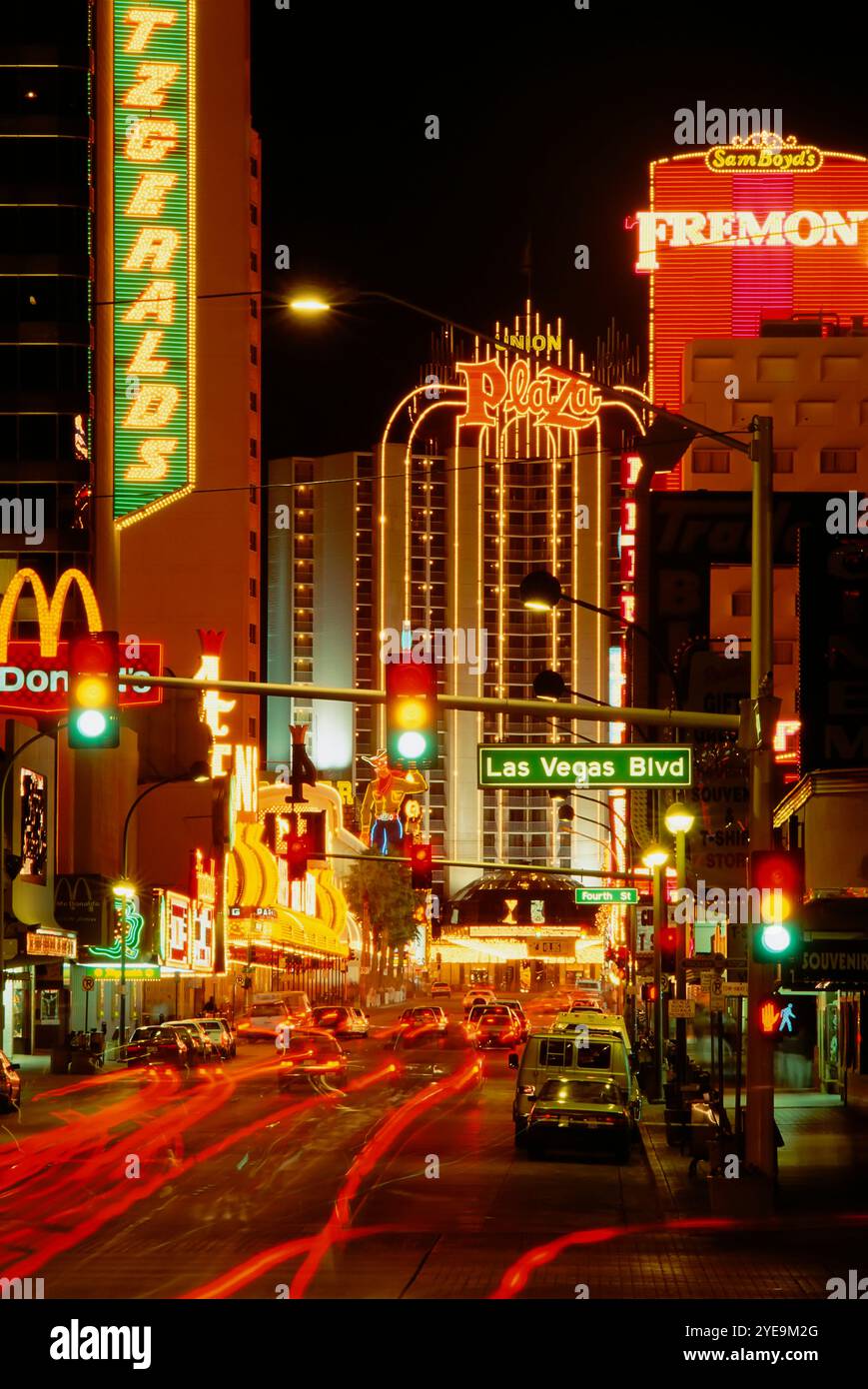 Las Vegas la nuit avec des enseignes au néon, des lampadaires et des sentiers lumineux le long d'une rue, Nevada, USA ; Las Vegas, Nevada, États-Unis d'Amérique Banque D'Images