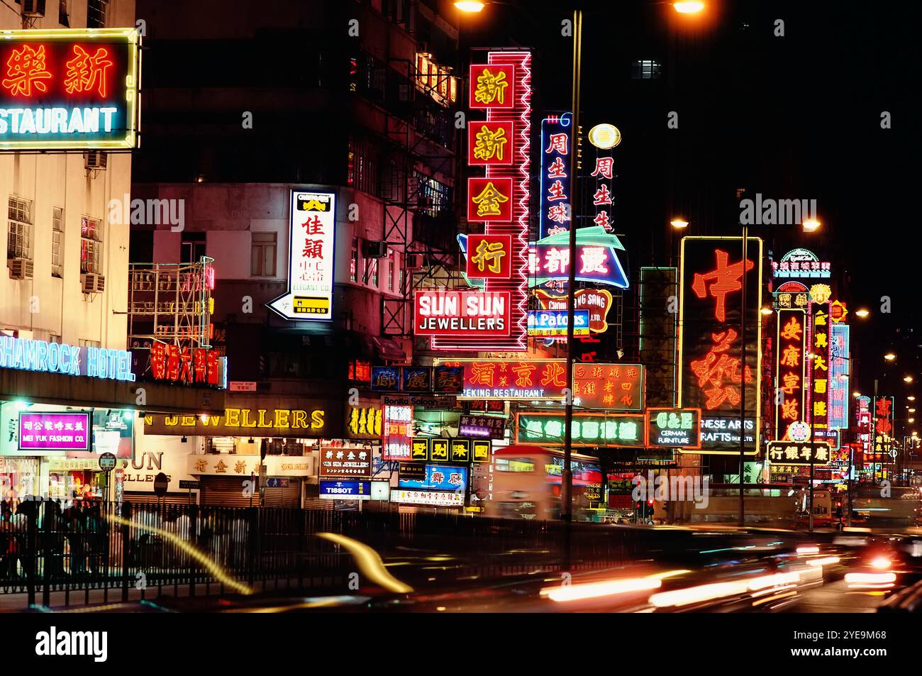 Panneaux de néon le long de Nathan Road à Kowloon, Hong Kong la nuit ; Kowloon, Hong Kong Banque D'Images