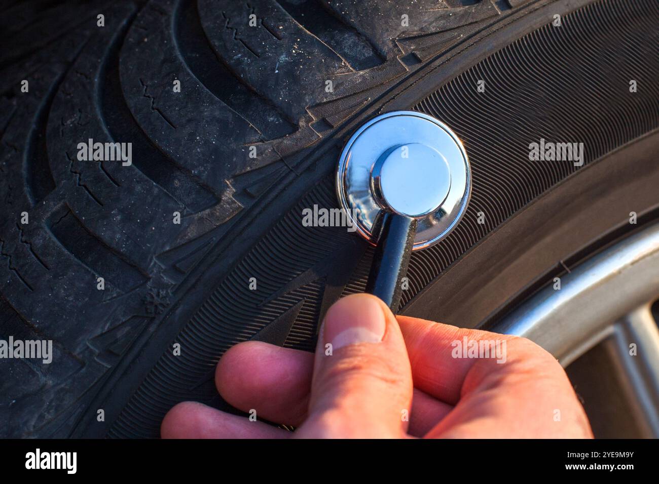 Stéthoscope vérification de la bande de roulement du pneu pour inspection Banque D'Images