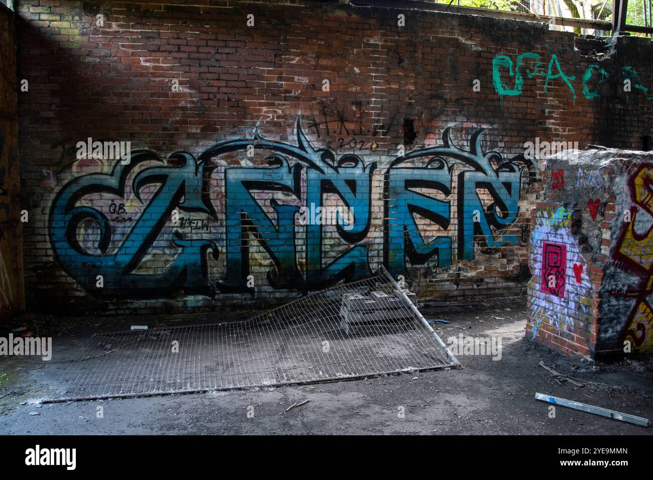 Yorkshire, Royaume-Uni– 18 mai 2024 : étiquette d'art graffiti peinte ornée sur un mur à la brique abandonnée Hepworth Refractories, Storrs Bridge Lane, Sheffield Banque D'Images