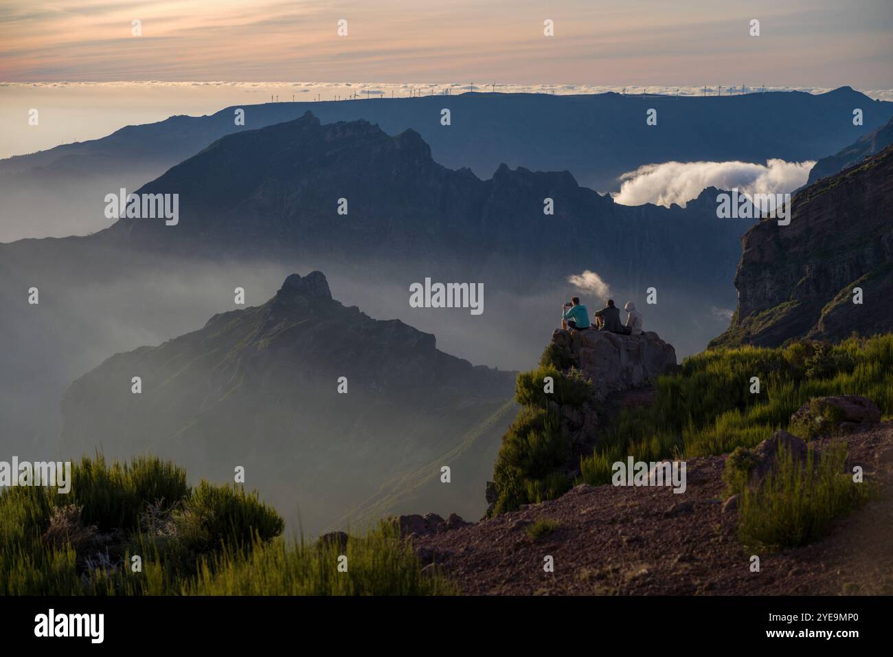Les randonneurs apprécient la vaste vue sur Pico do Areeiro, le troisième plus haut sommet de l'île de Madère, Portugal ; Curral das Freiras, Madère, Portugal Banque D'Images