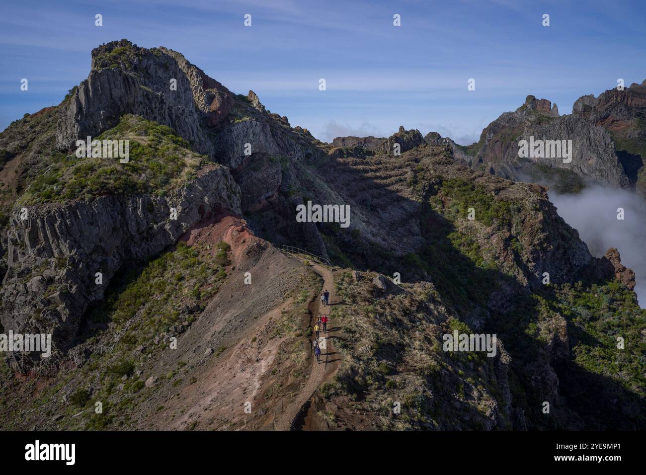 Sentier de randonnée sur Pico do Areeiro, troisième plus haut sommet de l'île de Madère, Portugal ; Sao Roque do Faial, Madère, Portugal Banque D'Images