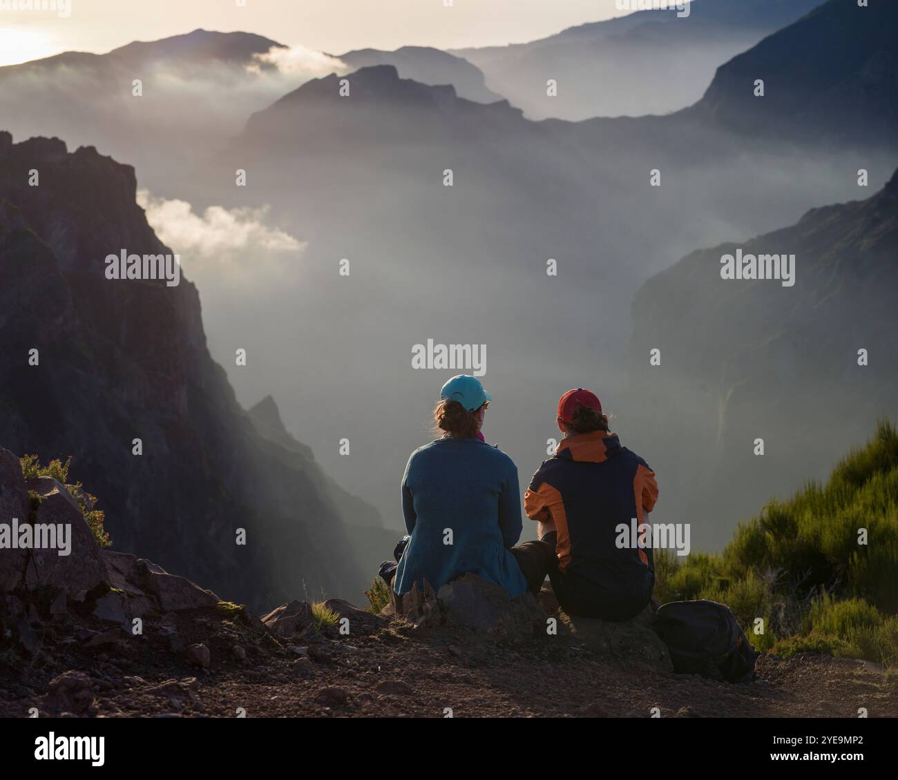 Les randonneurs apprécient la vue depuis Pico do Areeiro, le troisième plus haut sommet de l'île de Madère, Portugal ; Curral das Freiras, Madère, Portugal Banque D'Images