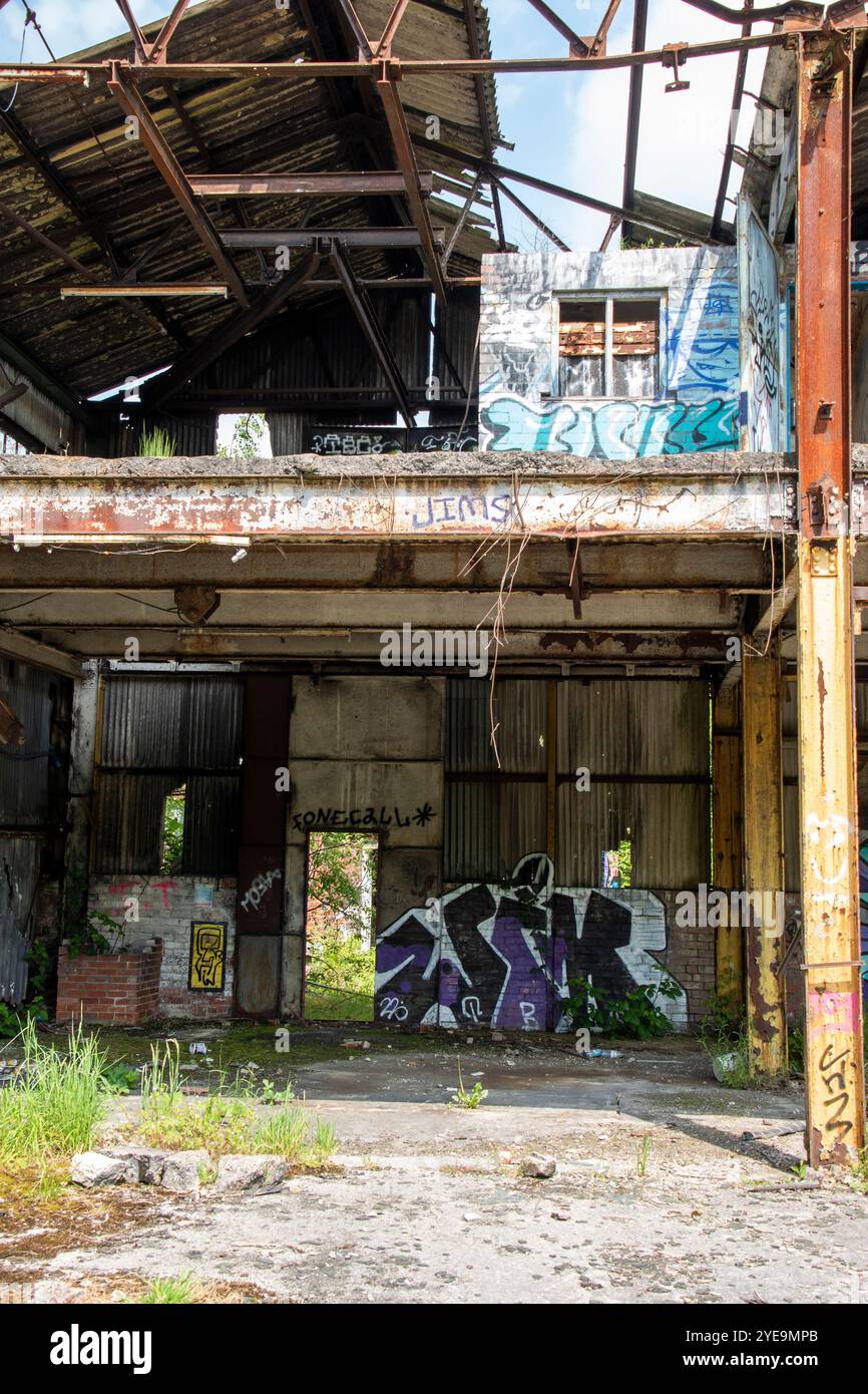 Yorkshire, Royaume-Uni – 18 mai 2024 : graffitis et toit cassé à la brique abandonnée Hepworth Refractories Storrs, Bridge Lane, Sheffield Banque D'Images