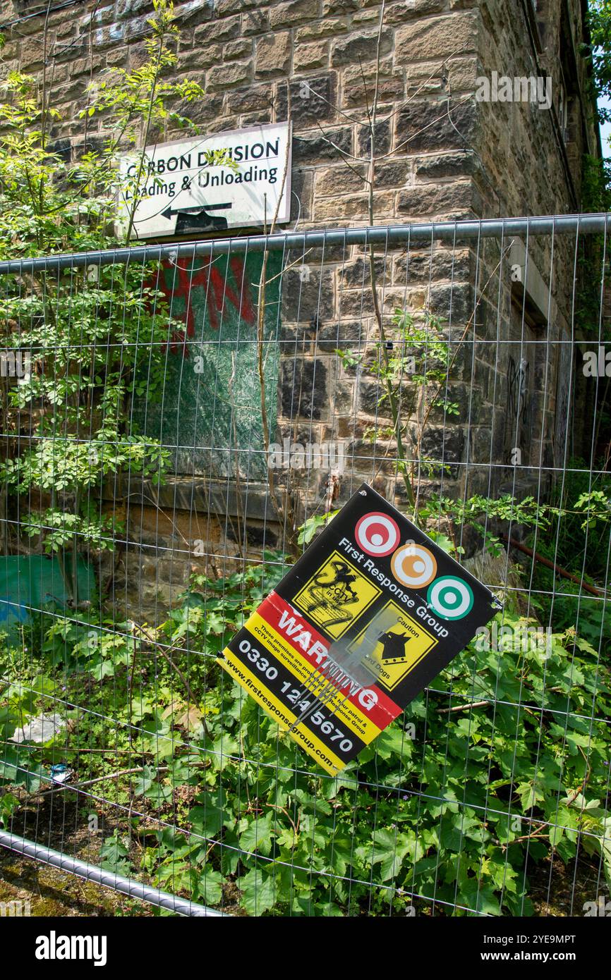 Yorkshire, Royaume-Uni – 18 mai 2024 : panneau d'avertissement de sécurité First Response Group sur la clôture heras entourant un bâtiment industriel abandonné Banque D'Images