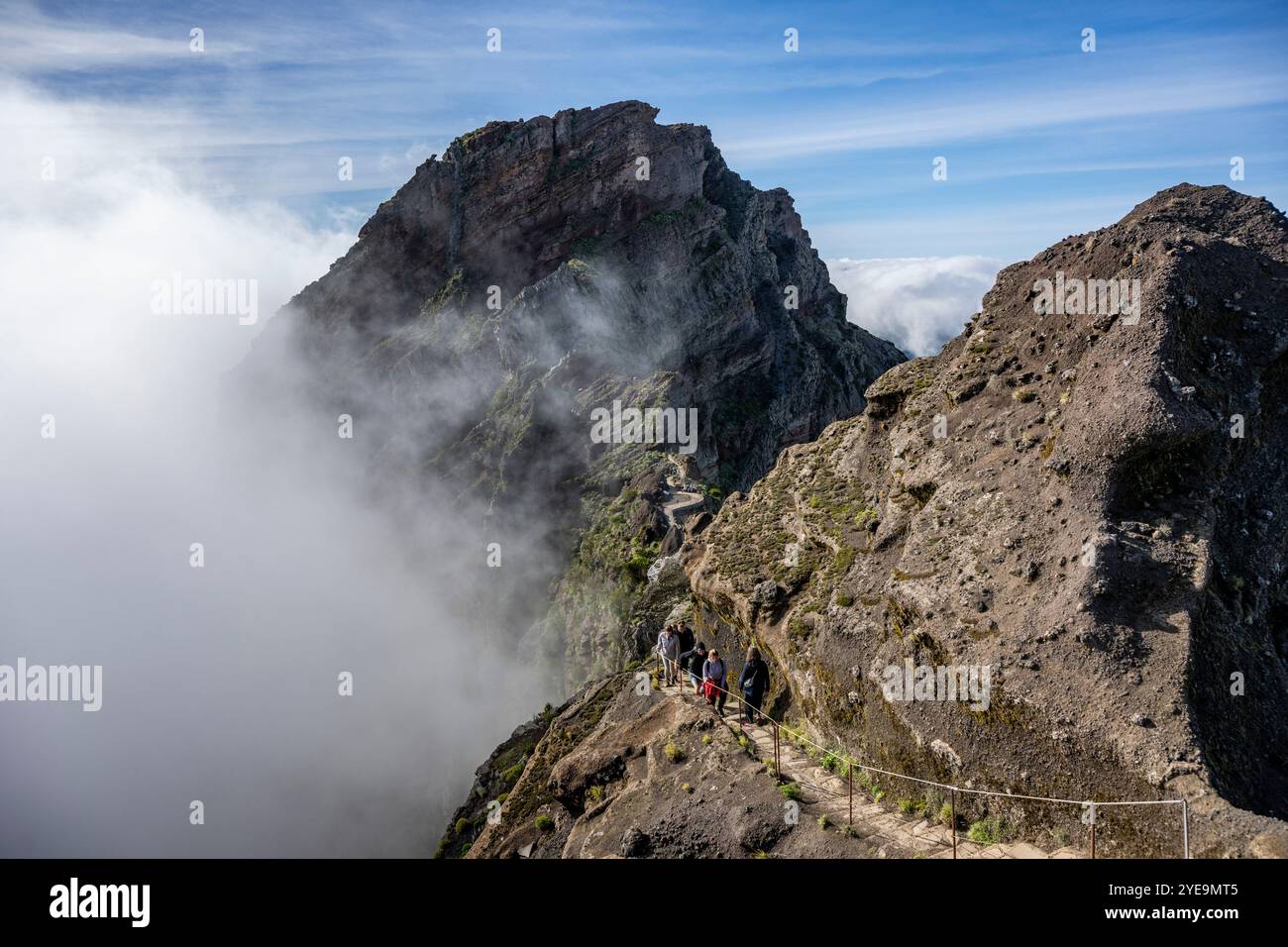 Randonneurs sur le sentier de Pico do Areeiro, troisième plus haut sommet de l'île de Madère, Portugal ; Sao Roque do Faial, Madère, Portugal Banque D'Images