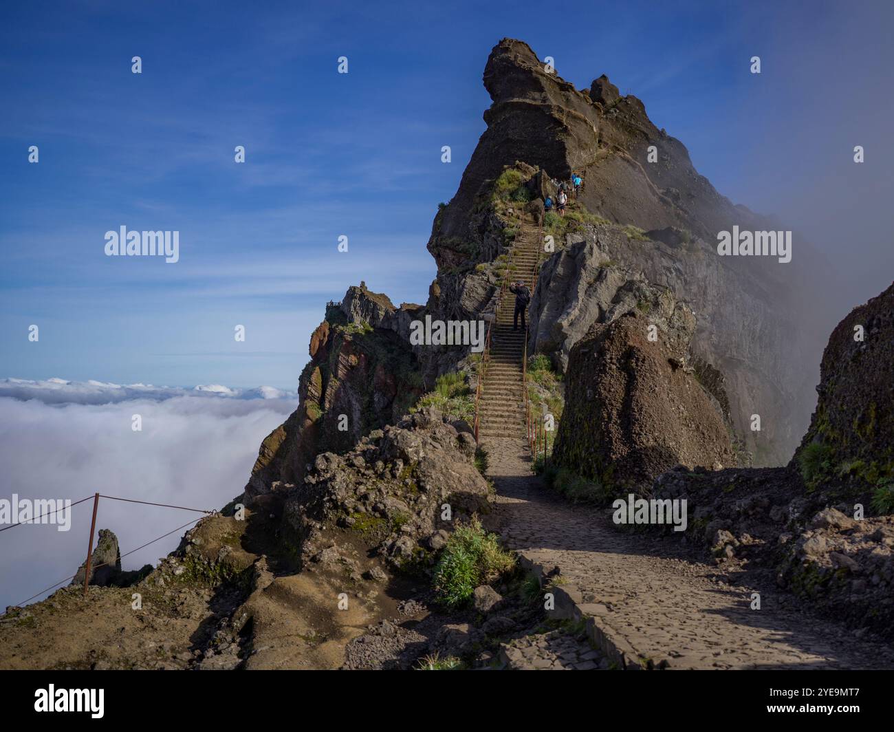 Randonneurs sur le sentier jusqu'au sommet de Pico do Areeiro, troisième plus haut sommet de l'île de Madère, Portugal ; Sao Roque do Faial, Madère, Portugal Banque D'Images