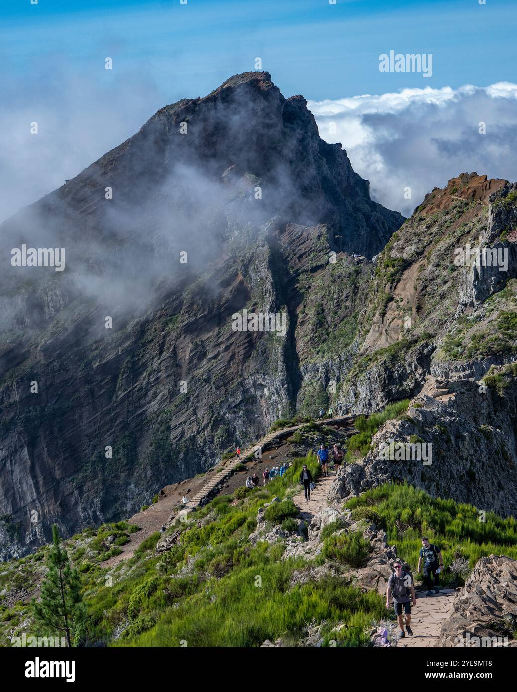 Randonneurs sur le sentier de Pico do Areeiro, troisième plus haut sommet de l'île de Madère, Portugal ; Sao Roque do Faial, Madère, Portugal Banque D'Images