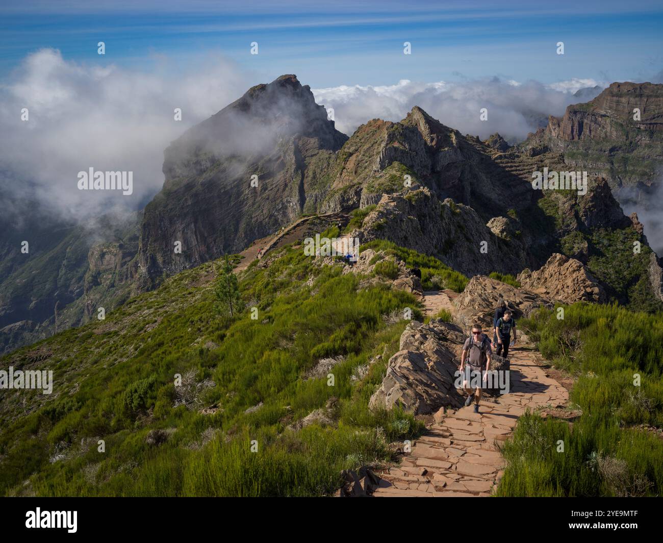 Randonneurs sur le sentier de Pico do Areeiro, troisième plus haut sommet de l'île de Madère, Portugal ; Sao Roque do Faial, Madère, Portugal Banque D'Images