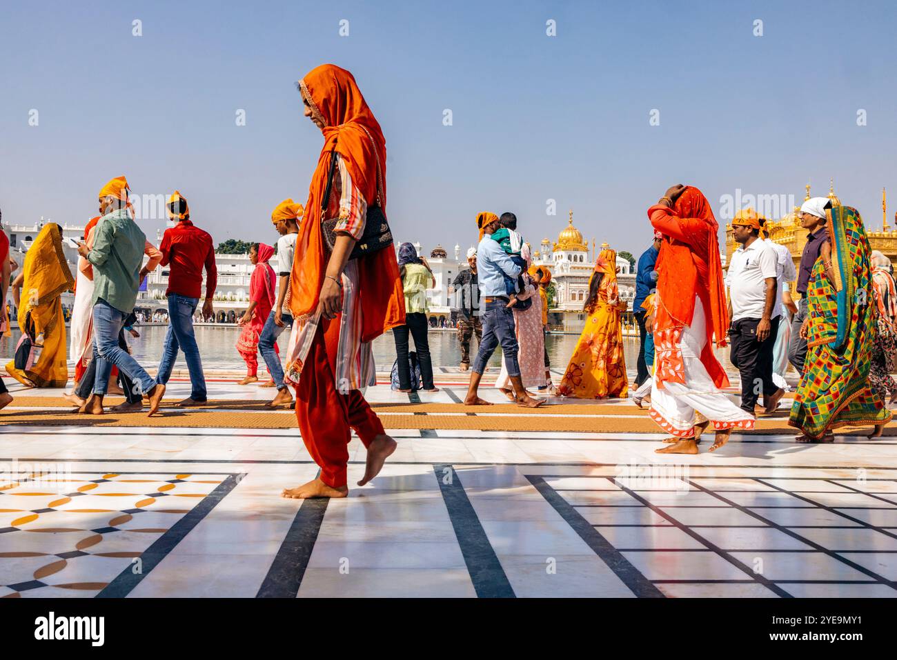 Les gens marchant autour de la piscine du Temple d'Or, un Gurdwara sikh à Amritsar, Punjab, Inde ; Amritsar, Punjab, Inde Banque D'Images