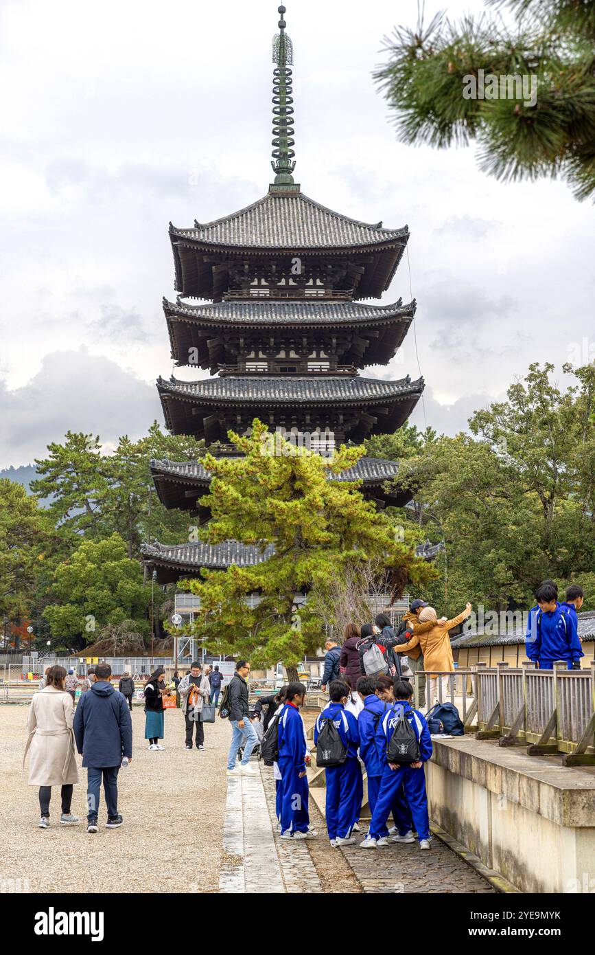 Étudiants visitant la pagode du temple tō-ji à kyoto Banque D'Images