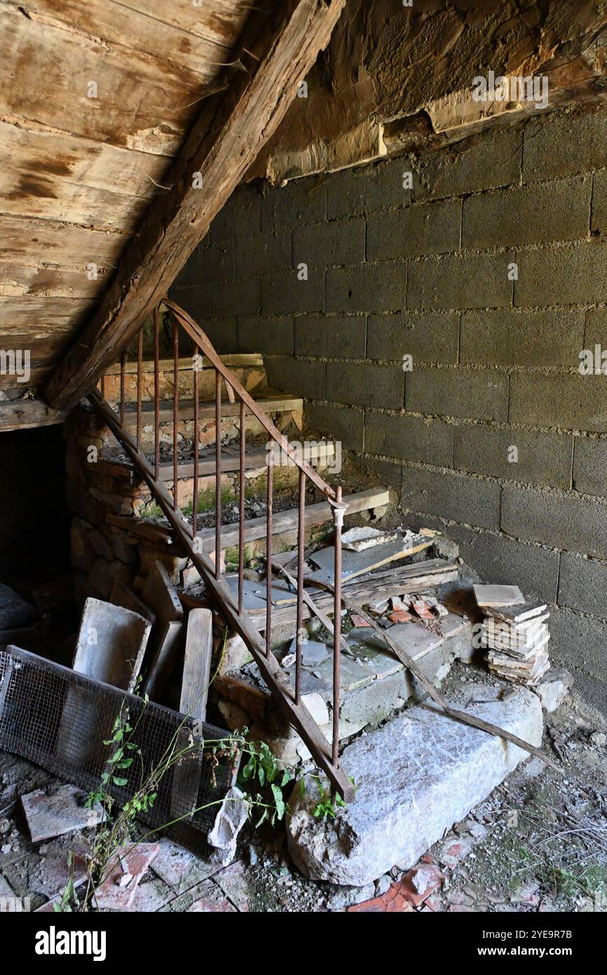 Escalier brisé, ruiné, délabré et dangereux dans une Maison abandonnée Provence France Banque D'Images