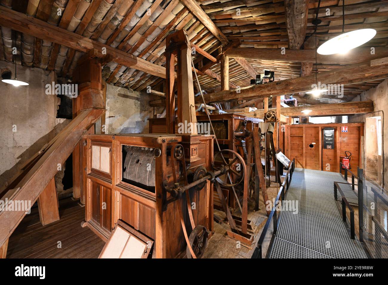 Intérieur vintage de Moulin à farine historique avec tamiseurs de farine ou machines de tamisage, créé en 1902 à partir de Wool Mill, Musée de la Minoterie, St André des Alpes France Banque D'Images