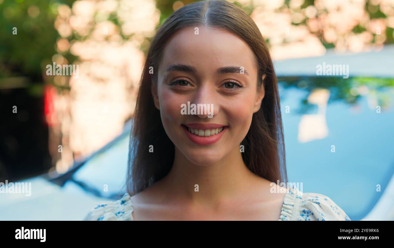 Joyeuse heureuse heureuse femme caucasienne femme cliente acheteur client hochant la tête disant oui large sourire regardant les hods de caméra recommandent la location de voiture Banque D'Images