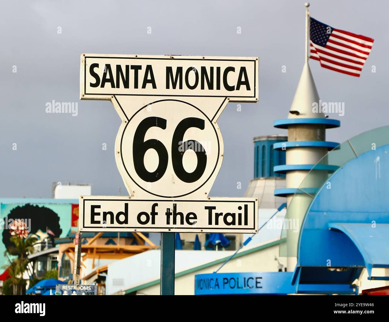 Fin du panneau Trail route 66 en fin d'après-midi soleil avec les étoiles et les rayures drapeau américain sur Santa Monica Pier California USA Banque D'Images