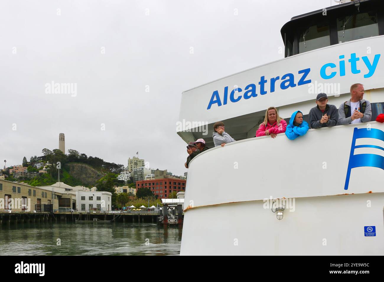 Approche du pénitencier fédéral d'Alcatraz à bord d'un Alcatraz City Cruises en bateau touristique Hornblower San Francisco California USA Banque D'Images