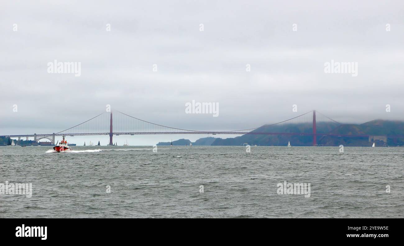 Vue sur le pont emblématique du Golden Gate depuis un bateau touristique Alcatraz City Cruises et un bateau rapide San Francisco Bay California USA Banque D'Images