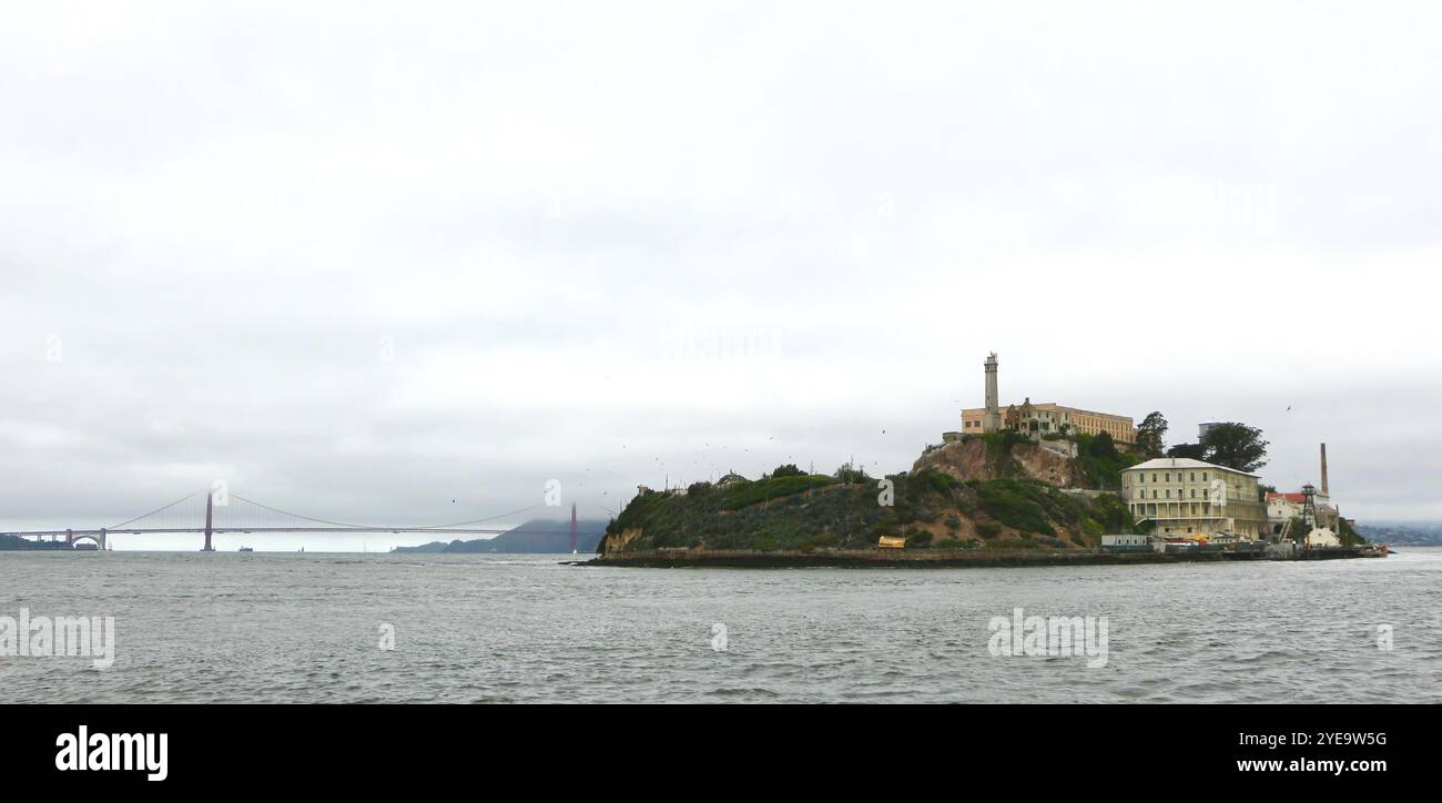 Vue sur l'île d'Alcatraz et le pont du Golden Gate à bord d'un bateau touristique Alcatraz City Cruises dans la baie San Francisco California USA Banque D'Images