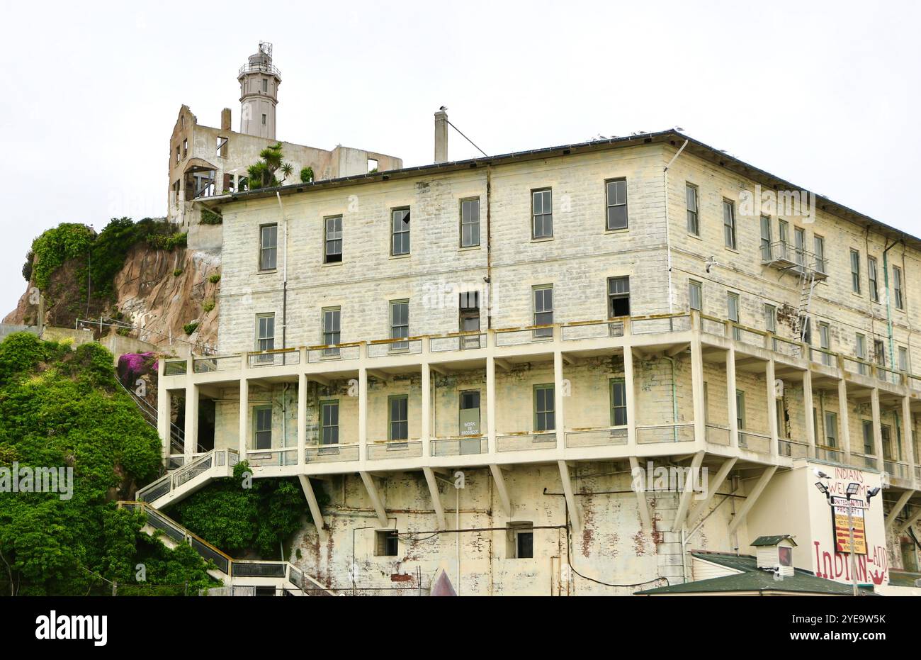 Approche du pénitencier fédéral d'Alcatraz à bord d'un Alcatraz City Cruises en bateau touristique Hornblower San Francisco California USA Banque D'Images