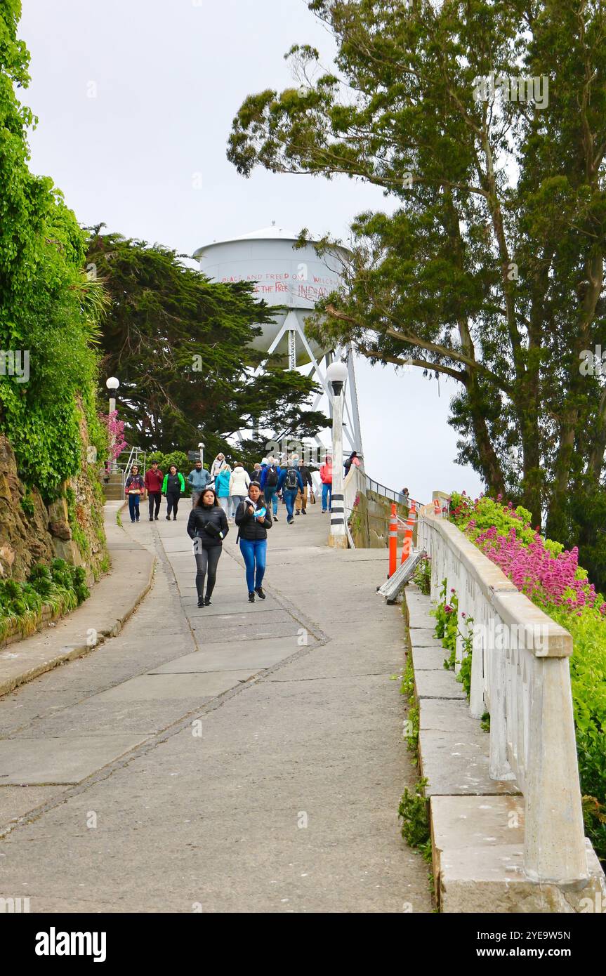 Château d'eau d'Alcatraz avec graffiti amérindiens et touristes visitant Alcatraz Federal Penitentiary Alcatraz Island San Francisco California USA Banque D'Images