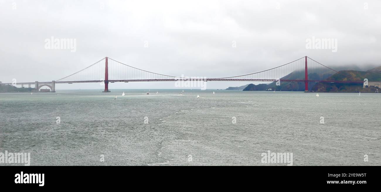 Vue sur le Golden Gate Bridge à bord d'un bateau touristique Alcatraz City Cruises dans la baie San Francisco Californie USA Banque D'Images