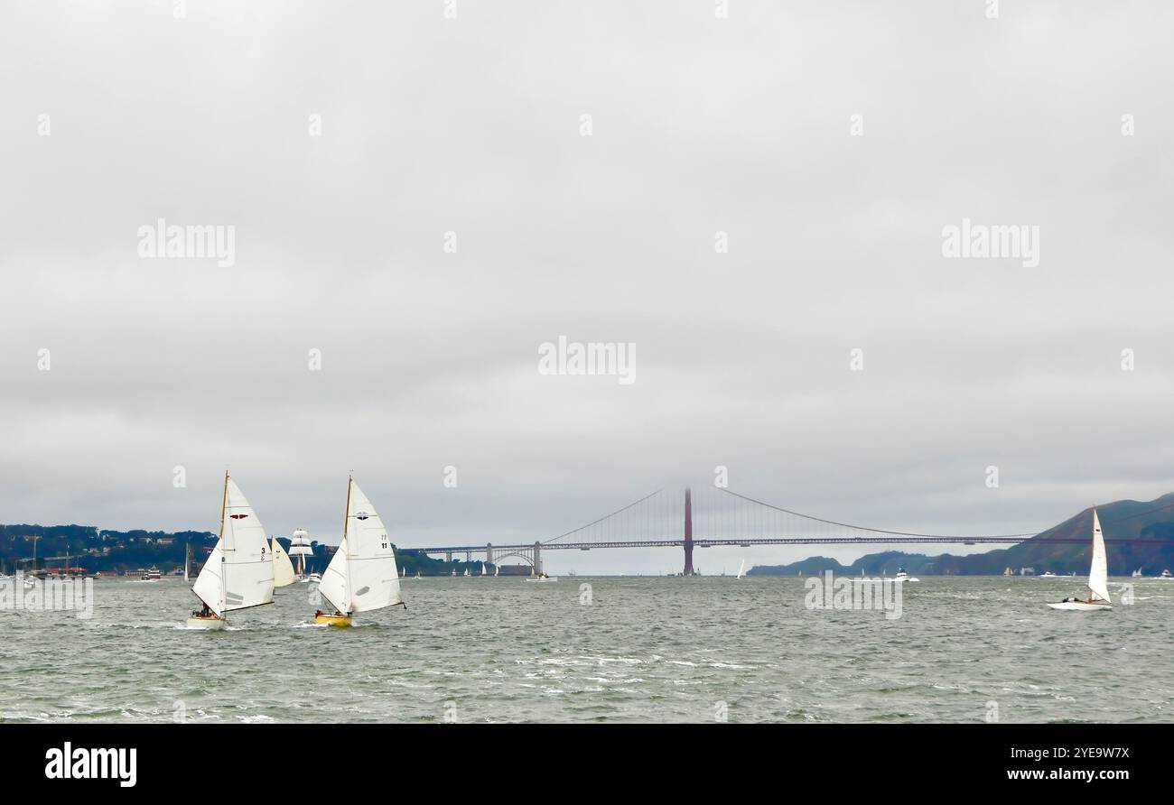 Vue sur le pont du Golden Gate avec de petits yachts à bord d'un bateau touristique Alcatraz City Cruises dans la baie San Francisco California USA Banque D'Images