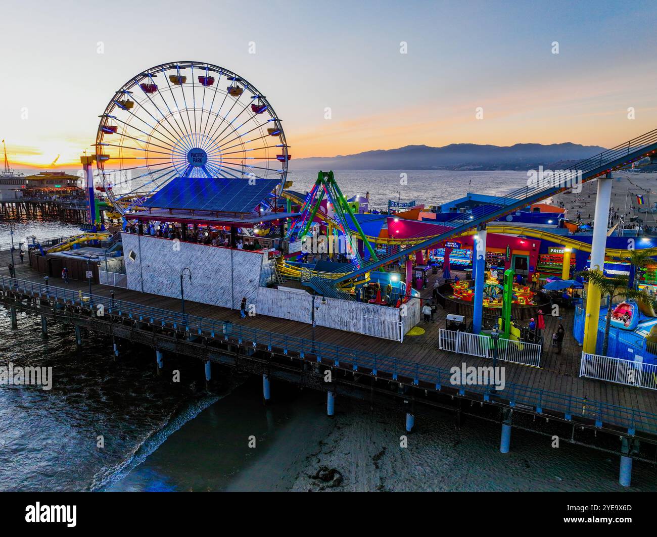 La jetée de Santa Monica Beach en Californie, avec Pacific Park au coucher du soleil depuis un drone de drone de drone de drone de drone de drone montrant les lumières de la ville Banque D'Images