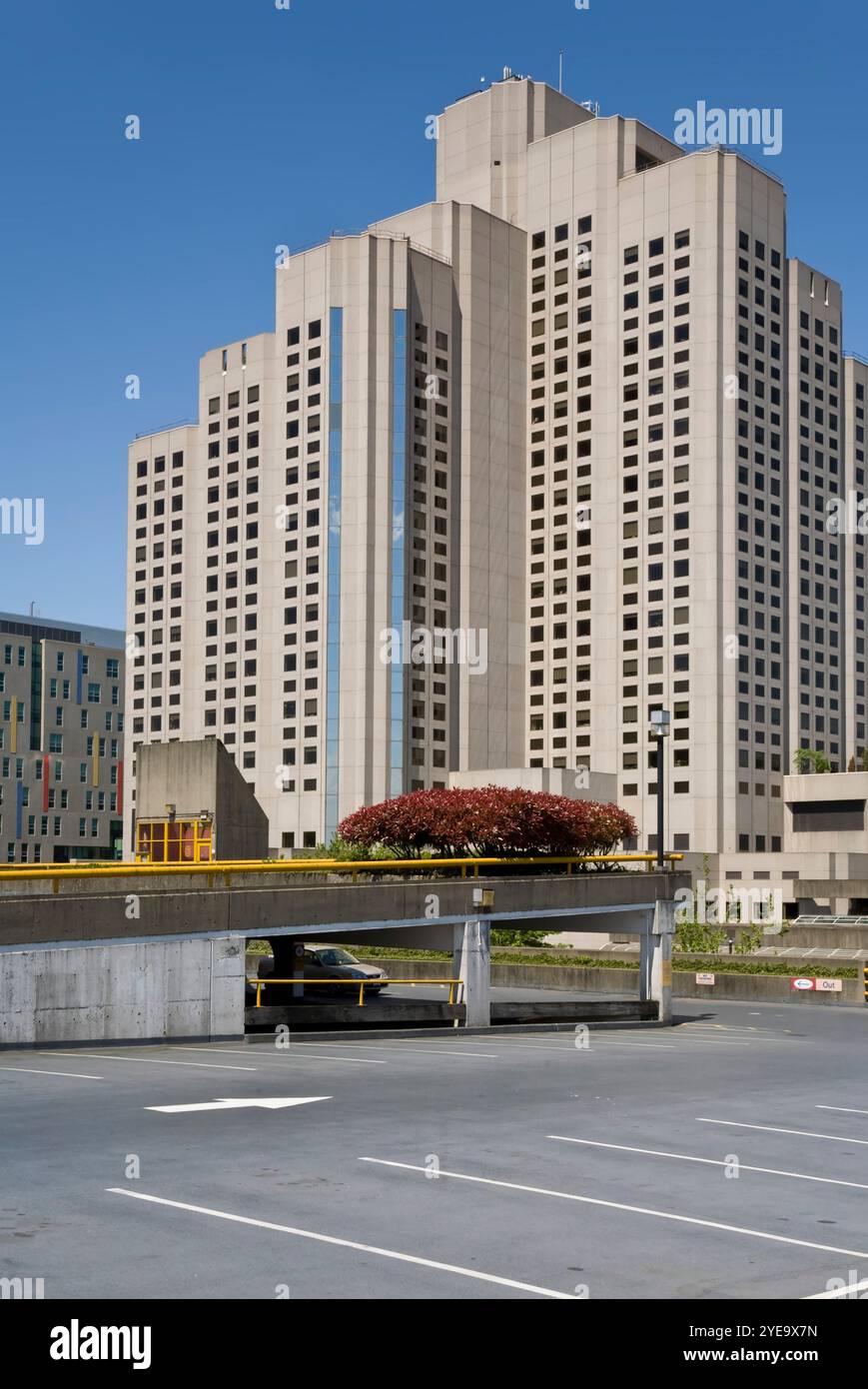 Hôpital et garage de stationnement à Vancouver, BC, Canada ; Vancouver, Colombie-Britannique, Canada Banque D'Images