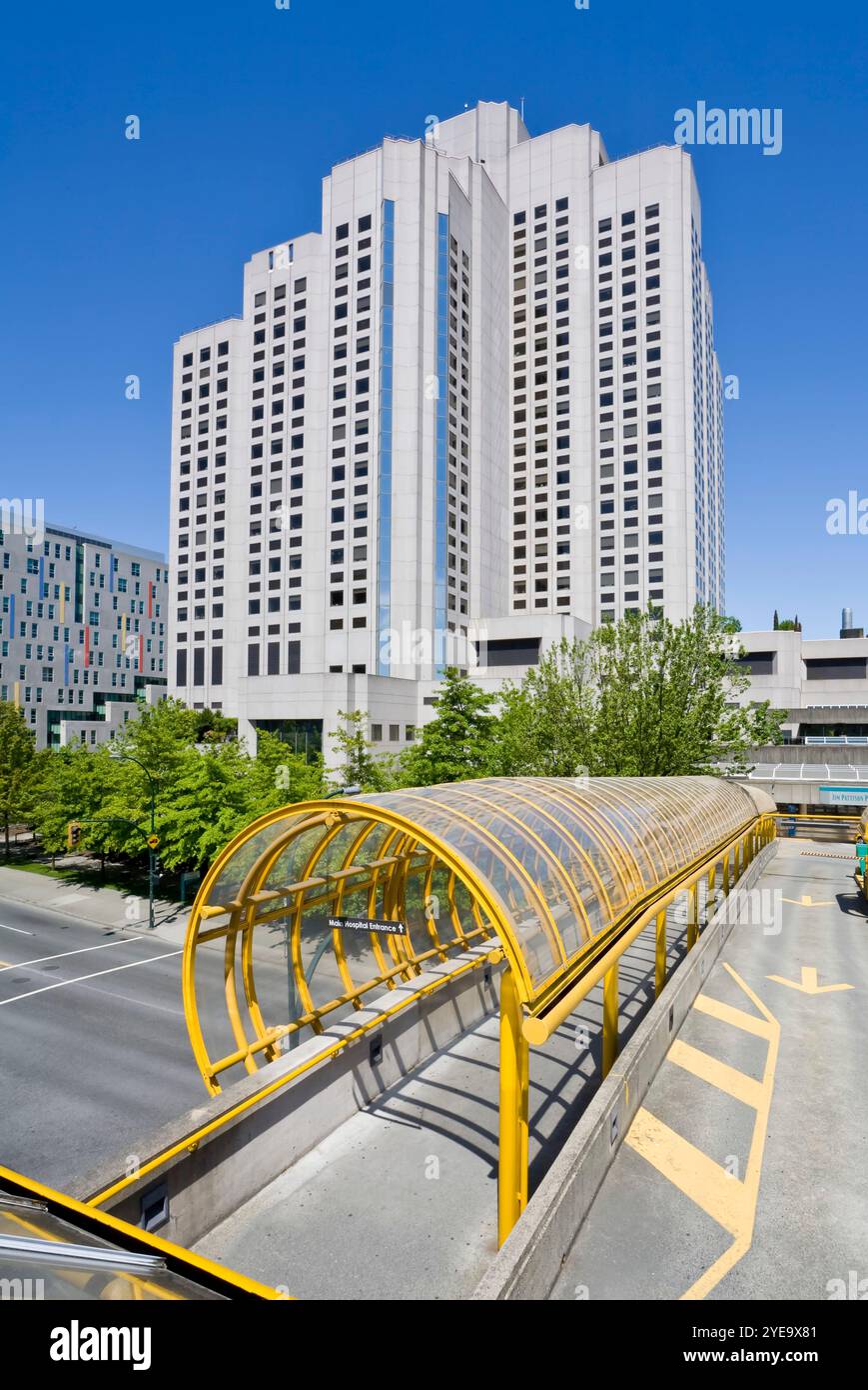 Passerelle piétonne couverte à l'extérieur d'un hôpital à Vancouver, C.-B., Canada ; Vancouver, Colombie-Britannique, Canada Banque D'Images