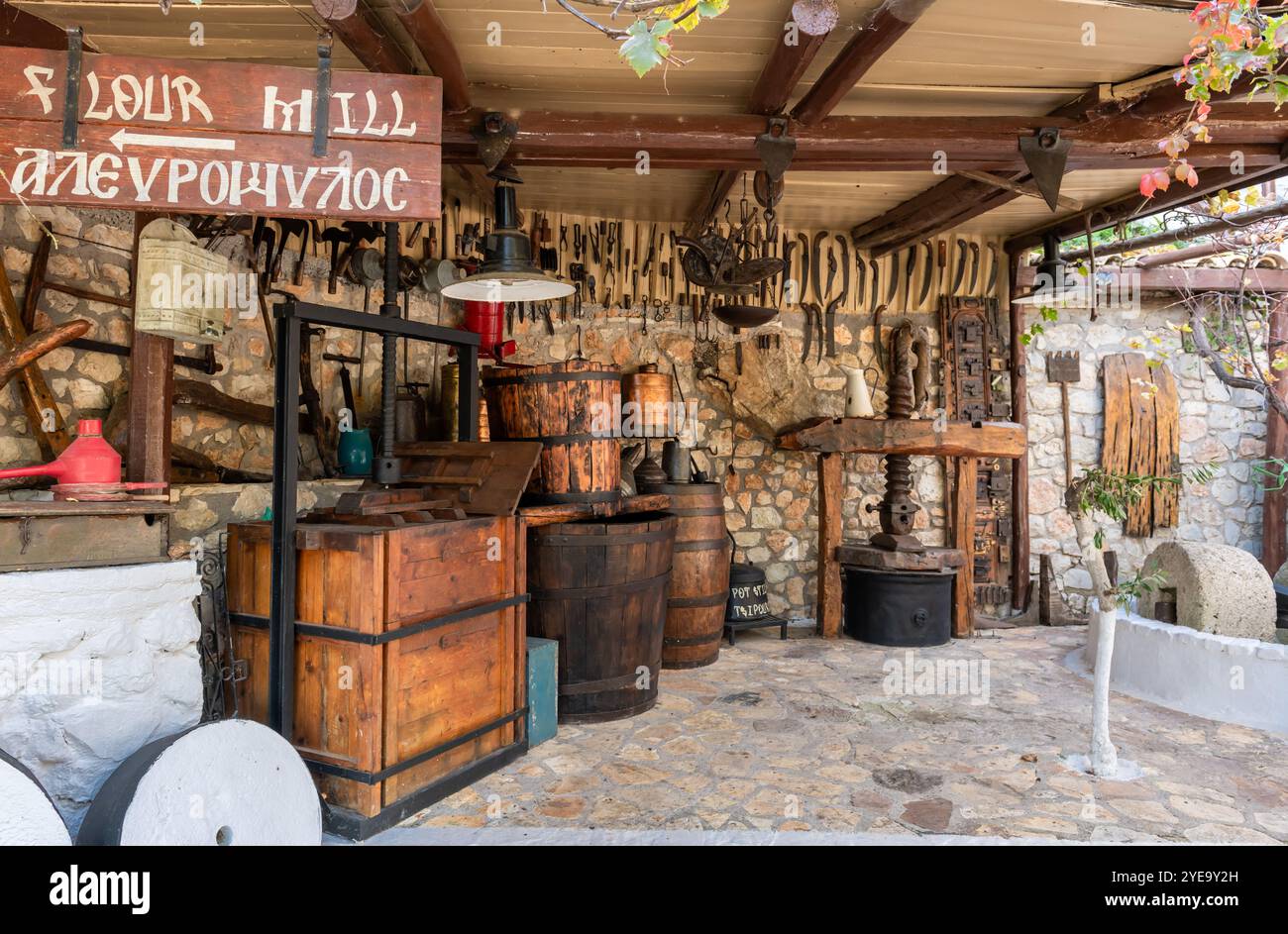 Lefkada. Grèce- 10.17.2024. Une sélection de divers objets et outils anciens et vintage de maison, agricoles exposés au Musée du folklore Karya. Banque D'Images