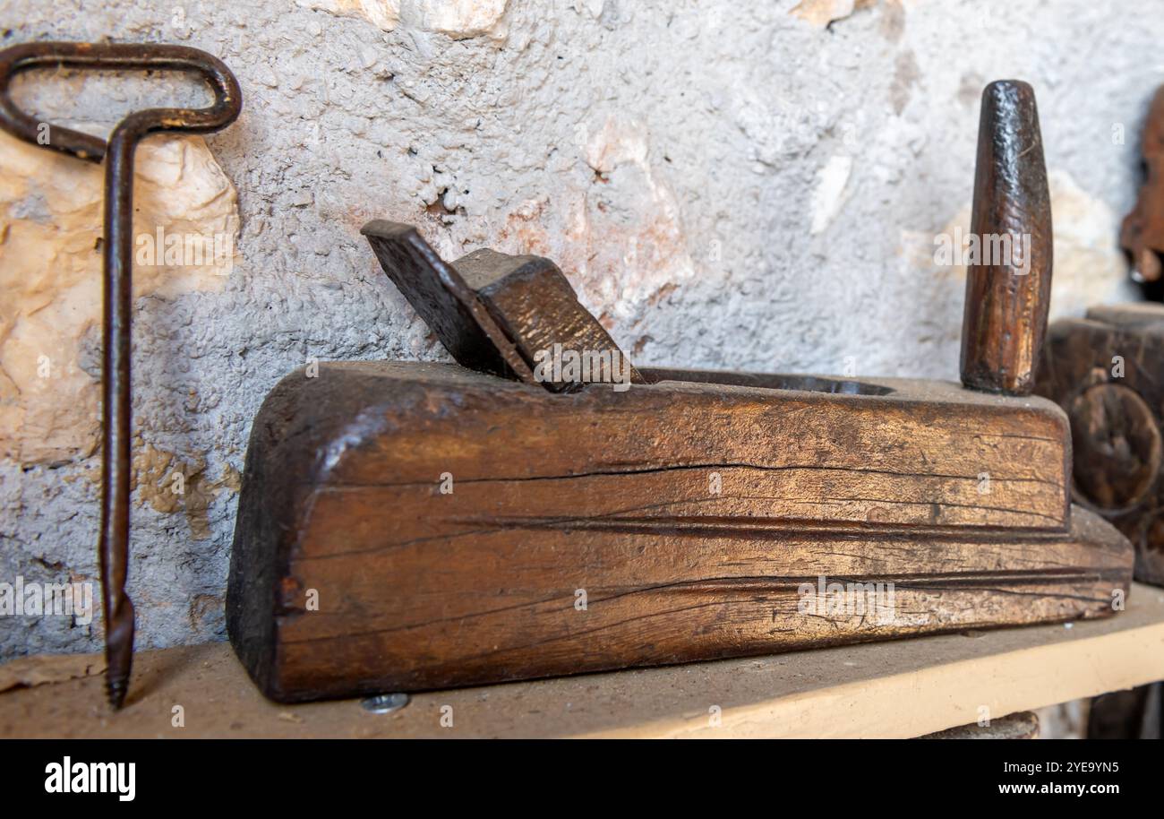 Une raboteuse vintage en bois et un bradawl sur un soi. Banque D'Images