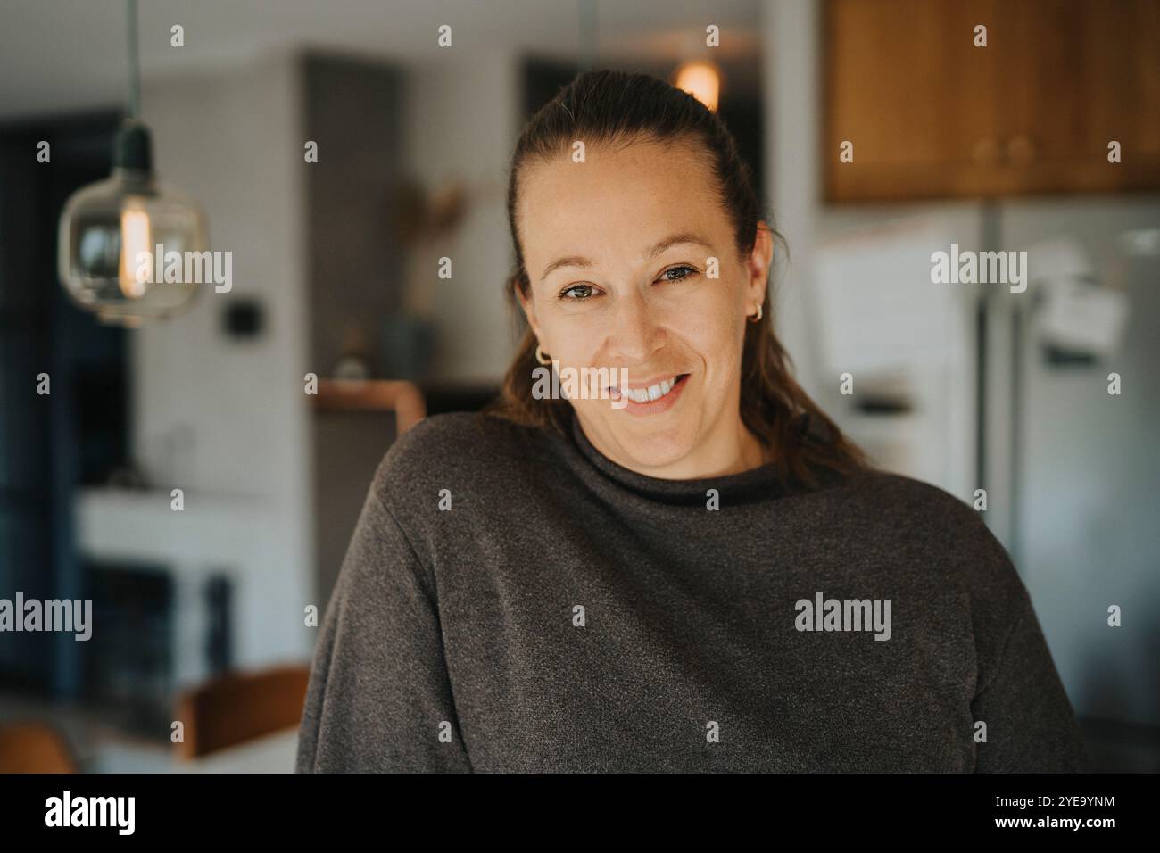 Portrait d'une femme mature souriante dans les occasionnels à la maison Banque D'Images
