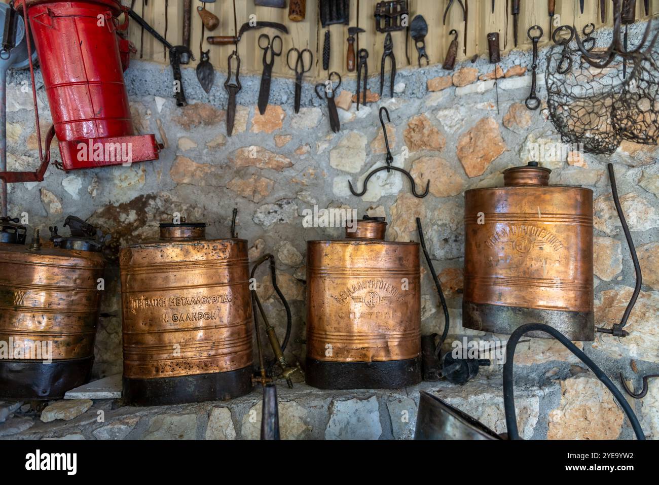 Lefkada. Grèce- 10.17.2024. Du matériel agricole ainsi qu'une sélection de divers objets et outils ménagers anciens et vintage exposés dans la Karya folklore Muse Banque D'Images
