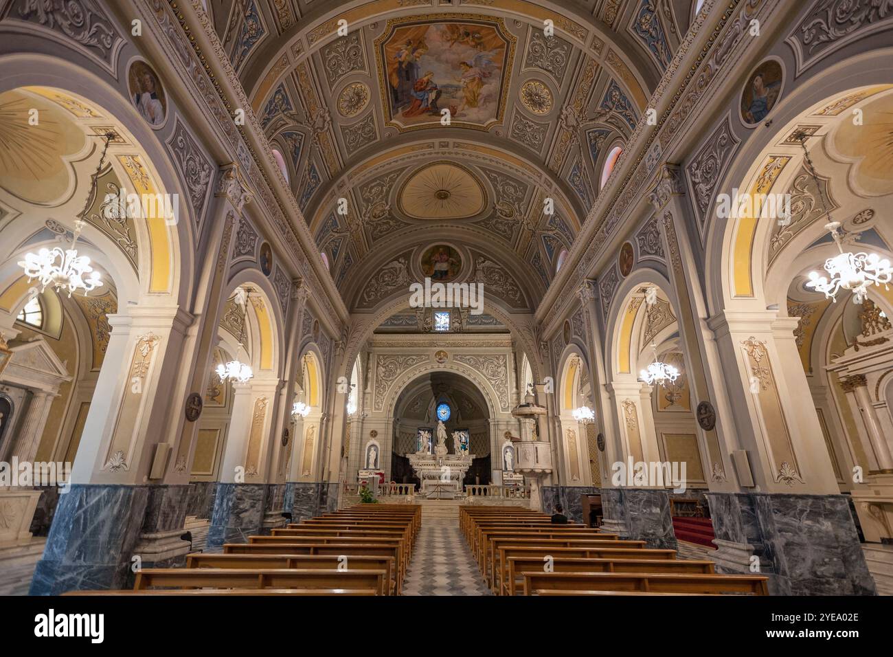 Intérieur de la cathédrale de l'Immaculée conception ; Ozieri, Sardaigne, Italie Banque D'Images