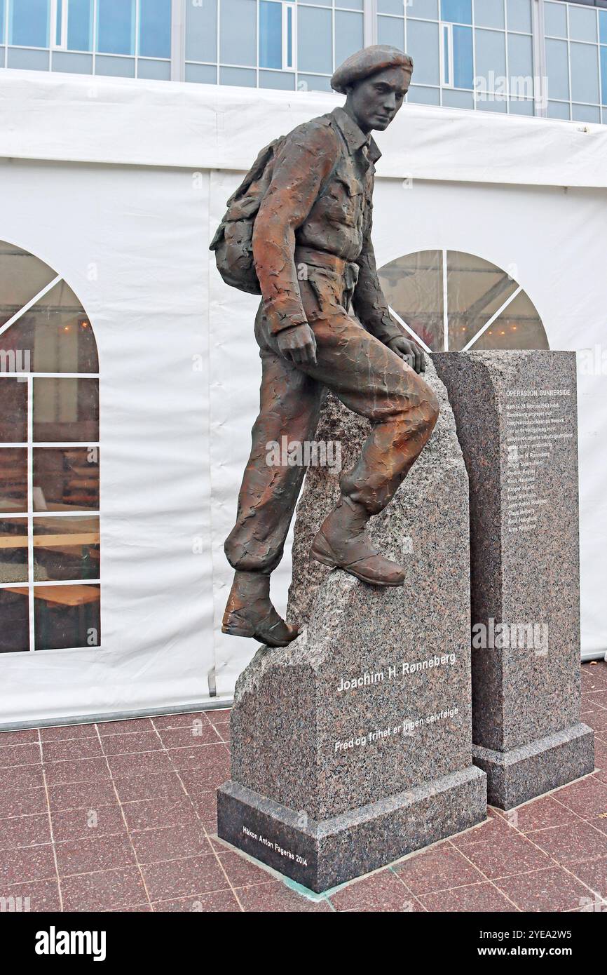 Alesund, Norvège - 02 août 2024 : statue de soldat devant l'hôtel de ville Banque D'Images Alesund, Norvège - 02 août 2024 : statue de soldat devant l'hôtel de ville Banque D'Images