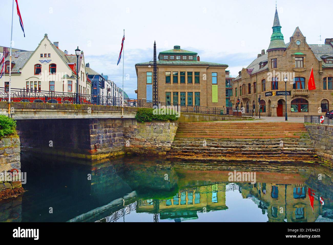 Alesund, Norvège - 02 août 2024 : Alesund un jour d'été. Vue sur le port d'architecture Art Nouveau coloré Banque D'Images Alesund, Norvège - 02 août 2024 : Alesund un jour d'été. Vue sur le port d'architecture Art Nouveau coloré Banque D'Images