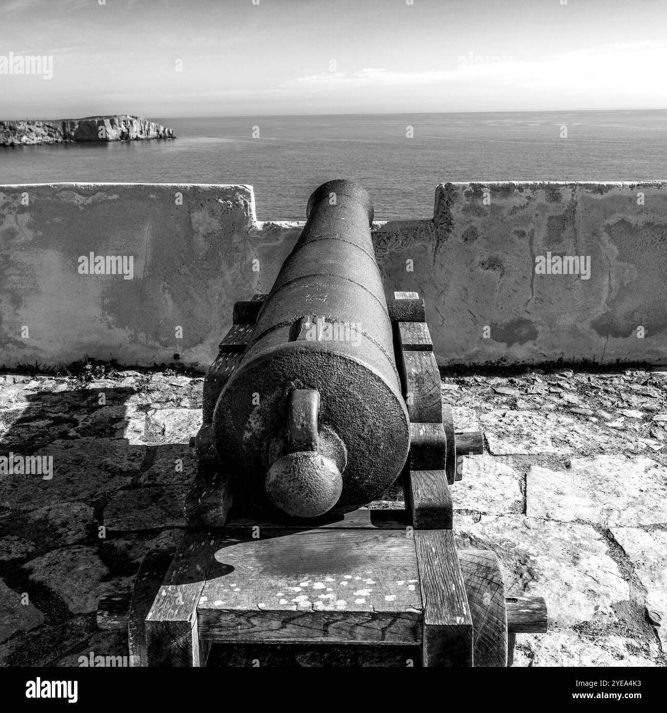 Canon pointant vers l'océan Atlantique à la forteresse de Sagres dans la région de l'Algarve au Portugal. Sagres se trouve à l'extrême pointe ouest de l'Al... Banque D'Images