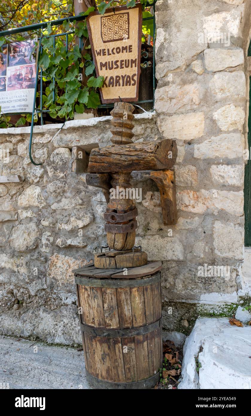 Lefkada. Grèce- 10.17.2024. Le panneau de nom et le message de bienvenue à l'entrée du Musée folklorique dans le village de Karya. Banque D'Images