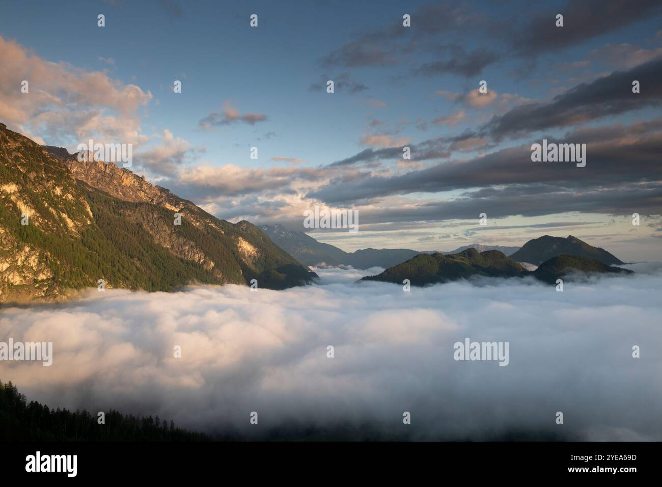 Nuages couvrant les vallées des montagnes du Tennen, une petite chaîne de montagnes, mais accidentée, dans les Alpes calcaires du Nord, qui se trouve en face de la... Banque D'Images