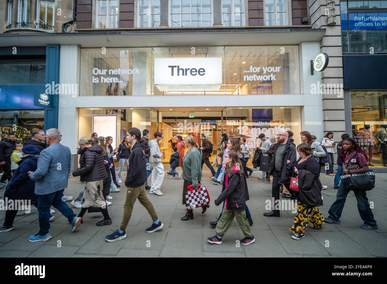 LONDRES- 29 OCTOBRE 2024 : trois enseignes extérieures de magasin de téléphonie mobile. Un fournisseur de téléphonie mobile et de services Internet au Royaume-Uni Banque D'Images LONDRES- 29 OCTOBRE 2024 : trois enseignes extérieures de magasin de téléphonie mobile. Un fournisseur de téléphonie mobile et de services Internet au Royaume-Uni Banque D'Images