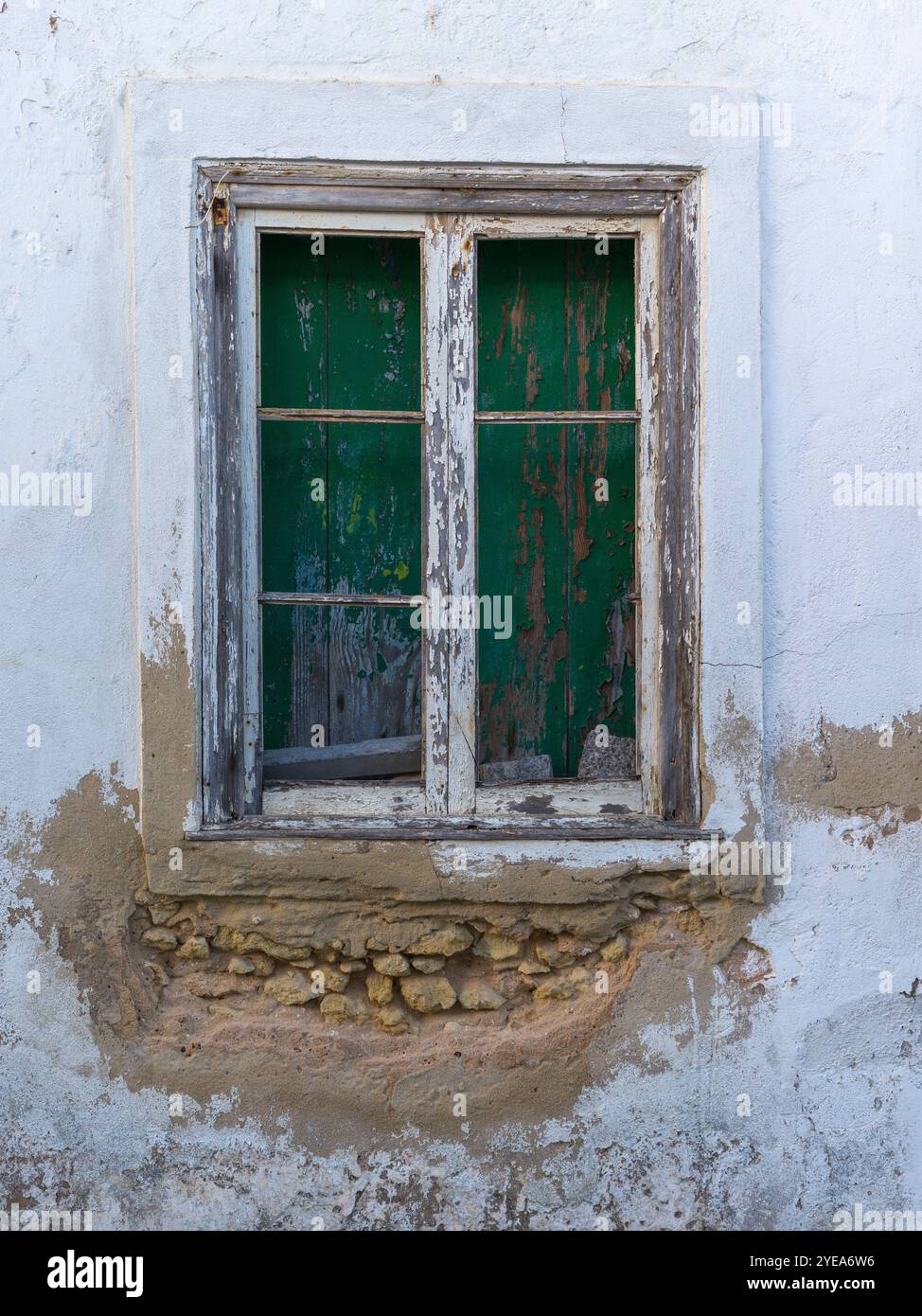 Gros plan d'un cadre de fenêtre et d'un mur en bois altérés et boisés avec de la peinture écaillée ; Lagos, Faro, Portugal Banque D'Images