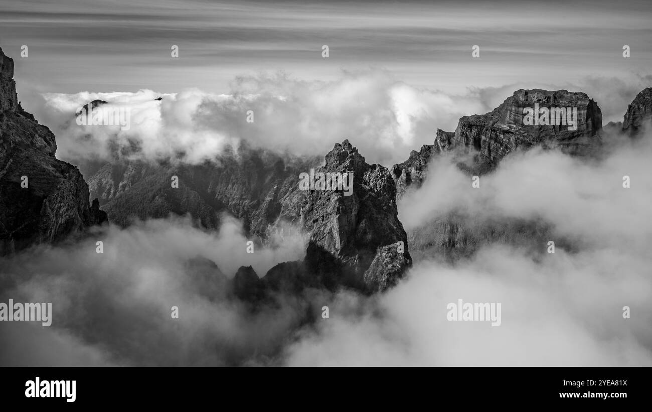 Image en noir et blanc de Pico do Areeiro, troisième plus haut sommet de l'île de Madère, avec les sommets de la chaîne de montagnes dans les nuages, Portugal Banque D'Images