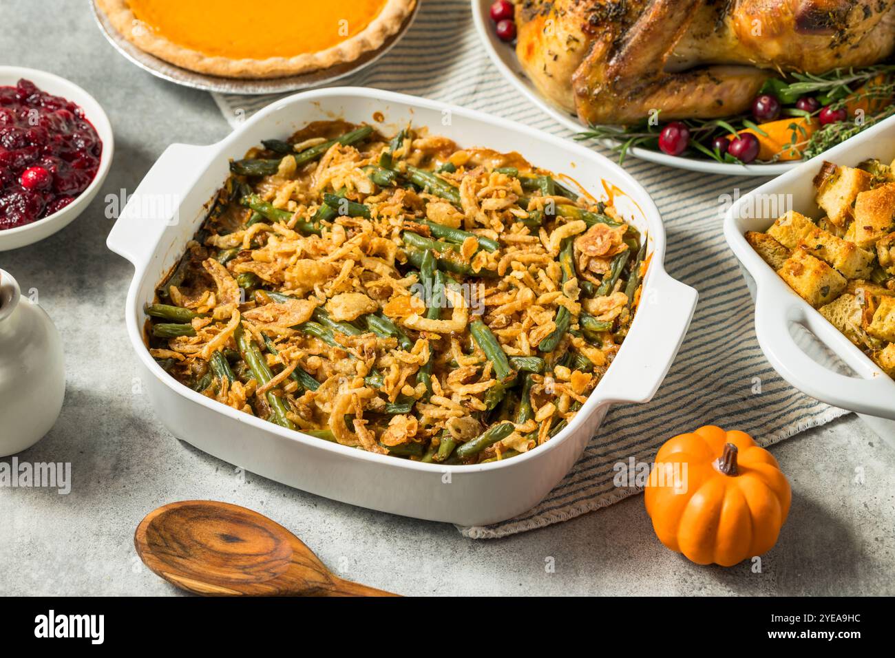 Casserole de haricots verts faite maison pour Thanksgiving avec oignons et soupe aux champignons Banque D'Images