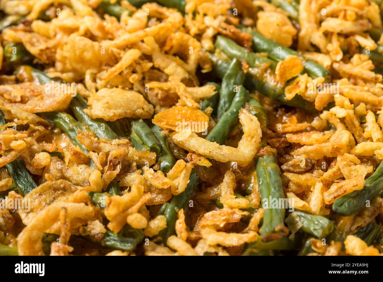 Casserole de haricots verts faite maison pour Thanksgiving avec oignons et soupe aux champignons Banque D'Images