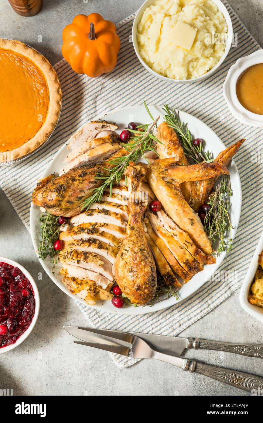 Plat de dîner dinde de Thanksgiving avec tous les côtés Banque D'Images