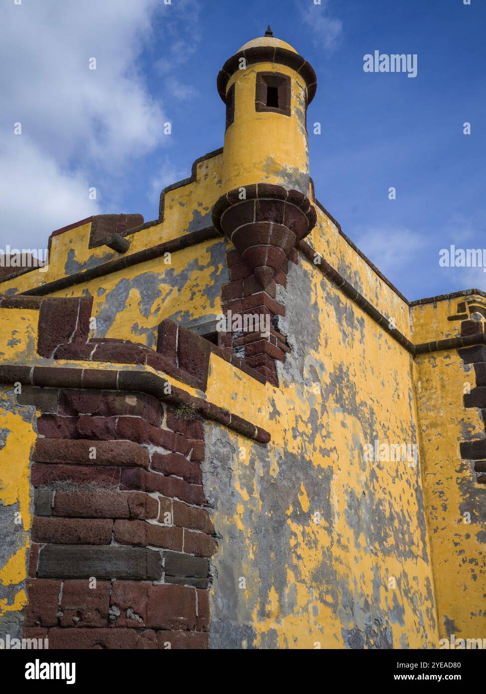 Détail architectural d'une tour de guet altérée et mur de pierre au bord de l'eau Fort de Sao Tiago dans la ville côtière de Funchal sur l'île de M... Banque D'Images